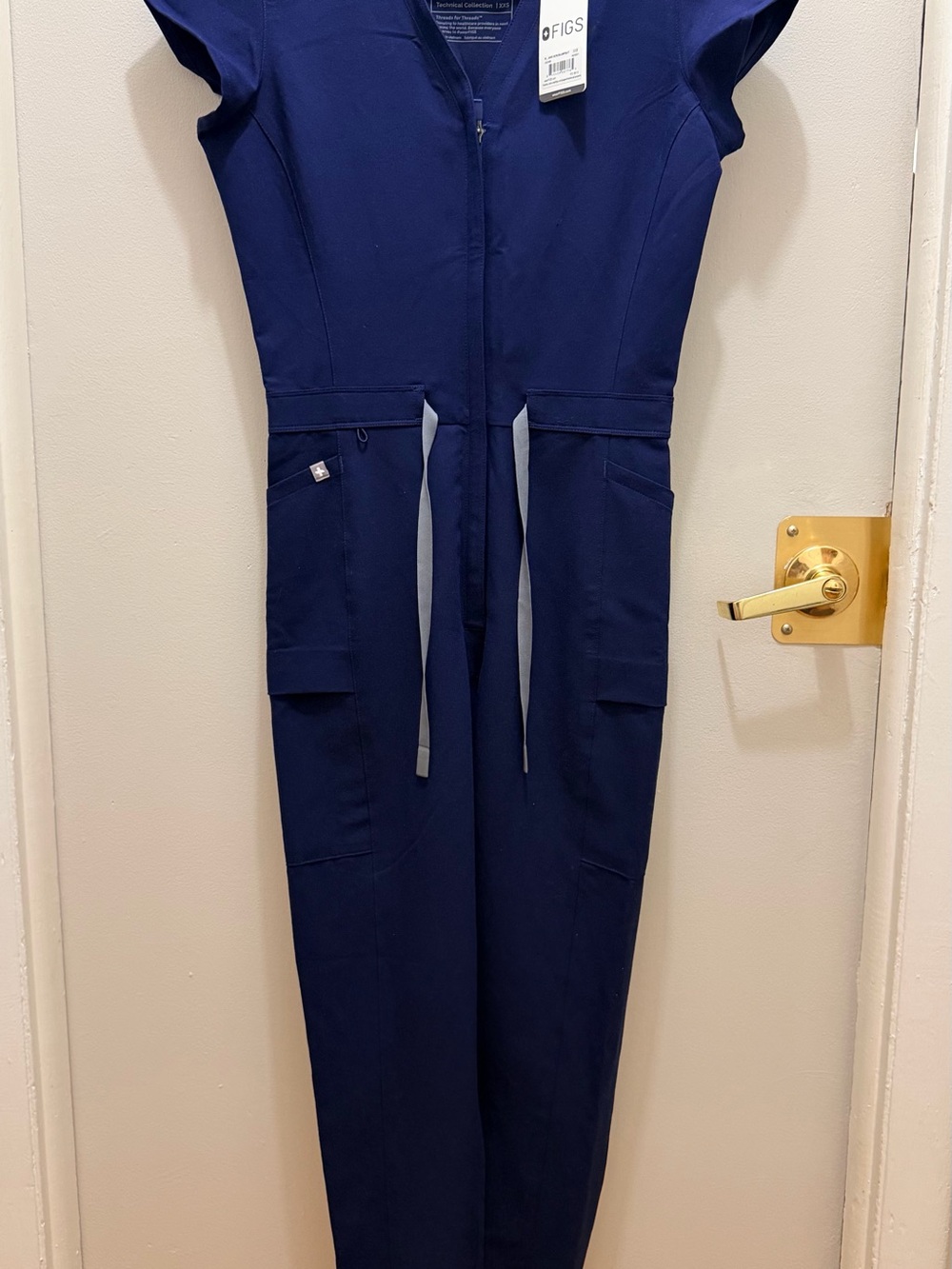 FIGS NAVY JANE V-NECK 
Jogger scrubjumpsuit